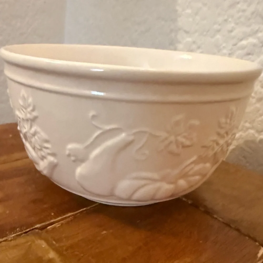 Williams Sonoma Mixing/Serving Bowl Heavy 7” off white pumpkins embossed
